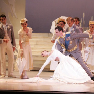 Steven Heathcote and Madeleine Eastoe in Graeme Murphy's Swan Lake. Photo: David Kelly.